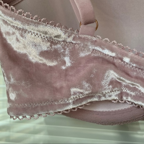 Victoria's Secret Blush Pink Velvet/Lace Bra NWOT - Picture 6 of 11
